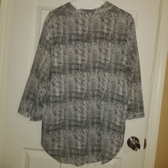 Jaclyn Smith Collection XXL Snakeskin Top - Picture 2 of 8